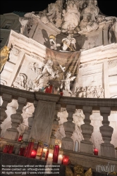 Viennaslide-00010624 Wien, Pestsäule mit Opferkerzen zur Corona-Epedemie