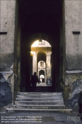 Viennaslide-00075204 Wien, Durchhaus Neustiftgasse 16 vor der Sanierung, um 1986