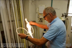 Viennaslide-00241306 Lichtwerkstatt Knoll (früher Neon Kunze), der 70-jährige Silvester Schlenz ist einer der letzten Glasbläser Wiens.