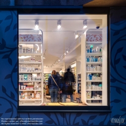 Viennaslide-00263204af Wien, moderne Apotheke, Blick durchs Schaufenster