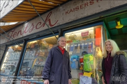 Viennaslide-00263905 Wien, Kaiserstraße, historisches Lederwarengeschäft Jentsch, Eigentümer August Benedikt Jentsch mit Partnerin