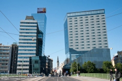 Viennaslide-00310321 Wien, Neubau Sofitel-Hochhaus (Jean Nouvel, rechts) und Medientower (Hans Hollein, links) - Vienna, Sofitel (Jean Nouvel, right) and Mediatower (Hans Hollein, left)