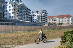 Viennaslide-00471509f Wien, Eine Radfahrerin vor der modernen Wohnhausanlage Schiffmühlenstraße 120 - Vienna, Modern Apartment House