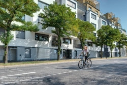 Viennaslide-00471522f Wien, Eine Radfahrerin vor der modernen Wohnhausanlage Schiffmühlenstraße 120 - Vienna, Modern Apartment House