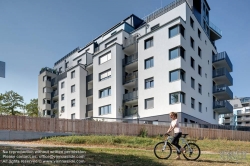 Viennaslide-00471534f Wien, Eine Radfahrerin vor der modernen Wohnhausanlage Schiffmühlenstraße 120 - Vienna, Modern Apartment House