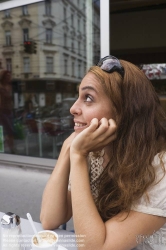 Viennaslide-00523308 Mädchen im Straßencafe - Young Woman at Coffeeshop