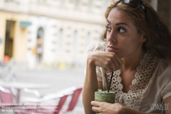 Viennaslide-00523328 Mädchen im Straßencafe - Young Woman at Coffeeshop