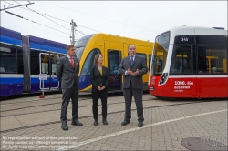 Viennaslide-00611243 Wien, Alstom, Präsentation der 1000. Straßenbahn von Alstom (früher Bombardier) aus Wien, Peter Hanke, Gudrun Senk, Jörg Nikutta  // Vienna, Presentation of the 1000th Streetcar by Alstom Vienna (former Bombardier), Peter Hanke, Gudrun Senk, Jörg Nikutta