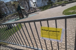 Viennaslide-00630117 Wien, Maßnahmen gegen die Ausbreitung des Coronavirus, gesperrter Spielplatz - Vienna, action against the spread of Corona Virus, closed playground