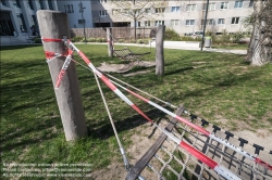 Viennaslide-00630118 Wien, Maßnahmen gegen die Ausbreitung des Coronavirus, gesperrter Spielplatz - Vienna, action against the spread of Corona Virus, closed playground