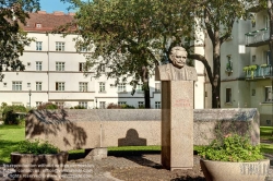 Viennaslide-00425543f Wien, Gemeindebau des 'Roten Wien' - Vienna, Council Tenement Block, 'Red Vienna', Hueber-Hof, Quellenstraße 24B, Heinrich Schopper, Alfred Chalusch 1931, Denkmal Anton Hueber