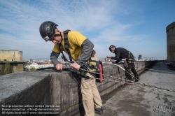 Viennaslide-01108335 Wien, Flakturm, Industriekletterer - Vienna, Flak Tower, Professional Climbers