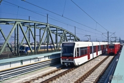 Viennaslide-03660172 Wien, U6 Nord, Pressefahrt mit moderner U-Bahn-Garnitur und historischem Stadtbahnzug, daneben ÖBB-Schnellbahnzug