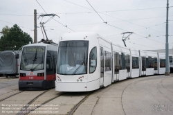 Viennaslide-03700201 Wien, Hauptwerkstätte der Wiener Linien, Wiener ULF (Siemens), daneben Straßenbahn von Bombardier für Palermo - Vienna, Main Workshop of Vienna Transport Authorities, Bombardier Tramcar for Palermo