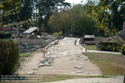 Viennaslide-04222215 Das Museum Carnuntinum in Bad Deutsch-Altenburg in Niederösterreich ist Teil und als sogenanntes Schatzhaus auch das Kernstück der ehemaligen Römerstadt Carnuntum. Es hat Geschichte und das Alltagsleben des antiken Legionslagers und der antiken Zivilstadt von Carnuntum zum Thema und präsentiert in seiner Ausstellung hauptsächlich Fundstücke aus den Grabungen auf diesen Plätzen. Mit über 2 Millionen Fundstücken im Depot ist es das größte Römermuseum in Österreich.