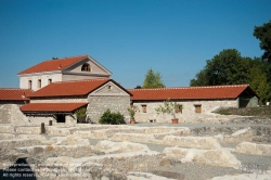 Viennaslide-04222232 Das Museum Carnuntinum in Bad Deutsch-Altenburg in Niederösterreich ist Teil und als sogenanntes Schatzhaus auch das Kernstück der ehemaligen Römerstadt Carnuntum. Es hat Geschichte und das Alltagsleben des antiken Legionslagers und der antiken Zivilstadt von Carnuntum zum Thema und präsentiert in seiner Ausstellung hauptsächlich Fundstücke aus den Grabungen auf diesen Plätzen. Mit über 2 Millionen Fundstücken im Depot ist es das größte Römermuseum in Österreich.