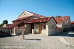 Viennaslide-04222255 Das Museum Carnuntinum in Bad Deutsch-Altenburg in Niederösterreich ist Teil und als sogenanntes Schatzhaus auch das Kernstück der ehemaligen Römerstadt Carnuntum. Es hat Geschichte und das Alltagsleben des antiken Legionslagers und der antiken Zivilstadt von Carnuntum zum Thema und präsentiert in seiner Ausstellung hauptsächlich Fundstücke aus den Grabungen auf diesen Plätzen. Mit über 2 Millionen Fundstücken im Depot ist es das größte Römermuseum in Österreich.