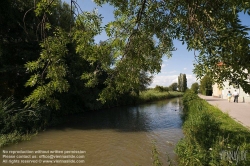 Viennaslide-04302402 Der Wiener Neustädter Kanal ist ein 1803 in Betrieb genommener und bis auf 63 km Länge erweiterter künstlicher Wasserlauf, auf dem vor allem Holz, Ziegel und Kohle aus dem Raum südlich der Donau nach Wien transportiert wurden. Da spätere, private Eigentümer vorrangig Bahnprojekte verfolgten und wichtige Teile des Wasserweges zur Bahntrasse umwidmeten, ging die Kanalschifffahrt ab 1879 stark zurück und hörte noch vor dem Ersten Weltkrieg ganz auf.