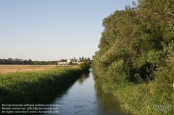 Viennaslide-04302408 Der Wiener Neustädter Kanal ist ein 1803 in Betrieb genommener und bis auf 63 km Länge erweiterter künstlicher Wasserlauf, auf dem vor allem Holz, Ziegel und Kohle aus dem Raum südlich der Donau nach Wien transportiert wurden. Da spätere, private Eigentümer vorrangig Bahnprojekte verfolgten und wichtige Teile des Wasserweges zur Bahntrasse umwidmeten, ging die Kanalschifffahrt ab 1879 stark zurück und hörte noch vor dem Ersten Weltkrieg ganz auf.