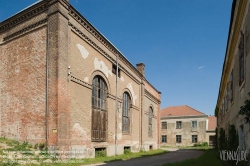 Viennaslide-04302911 In Kleinneusiedl entstand 1790 auf Betreiben des Wiener Großhändlers Ignaz Theodor Pachner die größte Papierfabrik Kontinentaleuropas: drei Wasserräder hielten die Holländermaschinen in Gang, ein Walzwerk sorgte für die Glättung des Papiers, unter dem riesigen Mansardendach wurden die handgeschöpften Bütten getrocknet. Der Erfolg der Papierfabrik Kleinneusiedl basierte auch auf dem Privileg, Banknoten, Staatsschuldverschreibungen und staatliche Wertpapiere herstellen zu können.