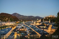 Viennaslide-04510904f Salzburg, Blick vom Mönchsberg auf das Stadtpanorama am Abend, im Hintergrund die Festung Hohensalzburg - Salzburg, Panoramic View from Mönchsberg at Evening Time, Hohensalzburg Castle in the Background