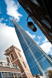 Viennaslide-05170307 The Shard, auch Shard London Bridge (vormals London Bridge Tower, auch Shard of Glass; von englisch shard ‚Scherbe‘, ‚Splitter‘), ist ein Wolkenkratzer in London, der mit 310 Meter von Juli bis Oktober 2012 das höchste Gebäude Europas war.