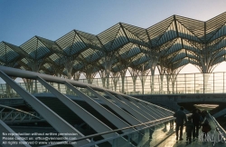 Viennaslide-05618503 Der Bahnhof Estação do Oriente, auch Gare do Oriente, zu Deutsch Ostbahnhof, ist ein Fern- und Regionalbahnhof im äußersten Nordosten Lissabons am Gelände der früheren Expo 1998, heute Parque das Nações. Er liegt an der Linha do Norte und wird jährlich von 75 Millionen Reisenden frequentiert. Der Bahnhof wurde als Eingang der Expo98 errichtet, entsprechend großzügig ist er gestaltet. Interessant sind insbesondere die Stahlbetontragwerke der Gleise, die trotz ihrer Massivität durch abgerundete Formen einen futuristischen Eindruck vermitteln. Die Bogenform prägt die Eingangsebene und setzt sich in vielen Details wie zum Beispiel dem abgerundeten flügelförmigen Vordach fort.