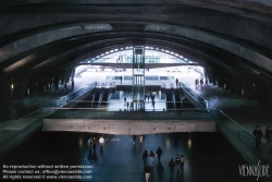 Viennaslide-05618520 Der Bahnhof Estação do Oriente, auch Gare do Oriente, zu Deutsch Ostbahnhof, ist ein Fern- und Regionalbahnhof im äußersten Nordosten Lissabons am Gelände der früheren Expo 1998, heute Parque das Nações. Er liegt an der Linha do Norte und wird jährlich von 75 Millionen Reisenden frequentiert. Der Bahnhof wurde als Eingang der Expo98 errichtet, entsprechend großzügig ist er gestaltet. Interessant sind insbesondere die Stahlbetontragwerke der Gleise, die trotz ihrer Massivität durch abgerundete Formen einen futuristischen Eindruck vermitteln. Die Bogenform prägt die Eingangsebene und setzt sich in vielen Details wie zum Beispiel dem abgerundeten flügelförmigen Vordach fort.