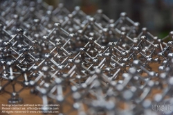 Viennaslide-05810103 Das Atomium ist ein in Brüssel für die Expo 58 errichtetes 102 m hohes Bauwerk. Es stellt eine aus neun Atomen bestehende stark vergrößerte kubische Zelle des Kristallmodells des Eisens dar. Drei Atome einer Raumdiagonale bilden als Hohlkugeln zusammen mit den sie verbindenden Linien (Rohre) einen Aussichtsturm, um den herum die anderen sechs Atome und ihre gegenseitigen Verbindungen angeordnet sind.