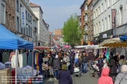 Viennaslide-05812806 Brüssel, Bruxelles, Molenbeek-Saint-Jean/Sint-Jans-Molenbeek; Die Bevölkerung von Molenbeek hat einen hohen Anteil vor allem von Einwanderern, von denen heute die meisten aus Marokko stammen. Seit dem 19. Jahrhundert ist sie Zielpunkt von Einwanderungsbewegungen. Ein großer Teil der Bevölkerung Molenbeeks sind Muslime, insbesondere in den östlichen Stadtvierteln nahe dem Kanal. Die Stadt erlangte in den letzten Jahren Bekanntheit als Herkunftsort oder vorübergehender Wohnort islamistischer Extremisten. Von hier aus baute Fouad Belkacem bis zu ihrem Verbot 2012 seine salafistisch-terroristische Bewegung Sharia4Belgium auf und rekrutierte IS-Kämpfer.
 - Brussels Molenbeek-Saint-Jean/Sint-Jans-Molenbeek