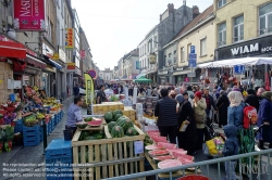 Viennaslide-05812813 Brüssel, Bruxelles, Molenbeek-Saint-Jean/Sint-Jans-Molenbeek; Die Bevölkerung von Molenbeek hat einen hohen Anteil vor allem von Einwanderern, von denen heute die meisten aus Marokko stammen. Seit dem 19. Jahrhundert ist sie Zielpunkt von Einwanderungsbewegungen. Ein großer Teil der Bevölkerung Molenbeeks sind Muslime, insbesondere in den östlichen Stadtvierteln nahe dem Kanal. Die Stadt erlangte in den letzten Jahren Bekanntheit als Herkunftsort oder vorübergehender Wohnort islamistischer Extremisten. Von hier aus baute Fouad Belkacem bis zu ihrem Verbot 2012 seine salafistisch-terroristische Bewegung Sharia4Belgium auf und rekrutierte IS-Kämpfer.
 - Brussels Molenbeek-Saint-Jean/Sint-Jans-Molenbeek