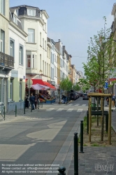 Viennaslide-05812817 Brüssel, Bruxelles, Molenbeek-Saint-Jean/Sint-Jans-Molenbeek; Die Bevölkerung von Molenbeek hat einen hohen Anteil vor allem von Einwanderern, von denen heute die meisten aus Marokko stammen. Seit dem 19. Jahrhundert ist sie Zielpunkt von Einwanderungsbewegungen. Ein großer Teil der Bevölkerung Molenbeeks sind Muslime, insbesondere in den östlichen Stadtvierteln nahe dem Kanal. Die Stadt erlangte in den letzten Jahren Bekanntheit als Herkunftsort oder vorübergehender Wohnort islamistischer Extremisten. Von hier aus baute Fouad Belkacem bis zu ihrem Verbot 2012 seine salafistisch-terroristische Bewegung Sharia4Belgium auf und rekrutierte IS-Kämpfer.
 - Brussels Molenbeek-Saint-Jean/Sint-Jans-Molenbeek