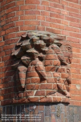 Viennaslide-05916028 Die Raben an der Ecke des Postamtes, Skulptur von Hildo Krop; Het Schip (deutsch Das Schiff) ist ein 1919 bis 1921 erbauter Wohnblock im Stadtviertel Spaarndammerbuurt im Amsterdamer Stadtbezirk West. Das von dem Architekten Michel de Klerk geplante Gebäude, das aufgrund seiner außergewöhnlichen Form seinen Namen erhielt, gilt als eines der bedeutendsten Beispiele der expressionistischen Amsterdamer Schule. In dem Haus befinden sich 102 Wohnungen, eine Grundschule sowie ein ehemaliges Postamt. In dessen Räumlichkeiten ist seit 2001 das Museum Het Schip untergebracht, das der Amsterdamer Schule und dem Gebäude gewidmet ist.