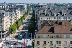 Viennaslide-05215943 Die Straßenbahn Caen (frz. Tramway de Caen) ist das Straßenbahnsystem der französischen Stadt Caen. Die Inbetriebnahme der ersten Linien erfolgte am 27. Juli 2019. Alle Linien nutzen in der Innenstadt von Caen einen gemeinsamen Streckenabschnitt.