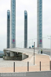 Viennaslide-05231023 Die Pont Jacques Chaban-Delmas ist eine als Hubbrücke ausgeführte Straßenbrücke über die Garonne in Bordeaux im Département Gironde in der Region Nouvelle-Aquitaine in Frankreich. Sie ist nach Jacques Chaban-Delmas, dem früheren Premierminister Frankreichs und früheren Bürgermeister von Bordeaux, benannt.