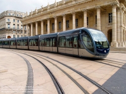 Viennaslide-05231791 Das Grand Théâtre ist das bedeutendste Theater der Stadt und der Metropolregion im Südwesten Frankreichs und ist Spielstätte der Opéra National de Bordeaux für Oper/Operette, Sprechtheater, Konzerte, Tanztheater sowie für Veranstaltungen. Das Grand Théâtre de Bordeaux mit etwa 1100 Besucherplätzen liegt im Zentrum der Stadt Bordeaux etwa 300 Meter westlich des Ufers der Garonne. Das Theatergebäude besteht aus einem im Grundriss annähernd rechteckigen Bau, dessen Hauptfront etwa nach Südwesten hin zum Place de la Comedie hin ausgerichtet ist. Es wurde aus braunem Naturstein errichtet und besitzt zwei hoch aufragende Vollgeschosse sowie ein niedrigeres Staffelgeschoss mit einem leicht geneigten Metalldach. Das Eingangsportal ist über fünf Stufen einer Freitreppe erreichbar und wird von zwölf Säulen im korinthischen Stil mit dementsprechend ausgeführten Kapitellen eingerahmt. Darüber befinden sich zwölf Statuen: Die der neun Musen sowie der Göttinnen Juno, Venus und Minerva.