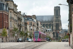 Viennaslide-05252877 Reims, moderne Straßenbahn, Design in Anlehnung an ein Champagnerglas - Reims, modern Tramway, Champagne Glass Design