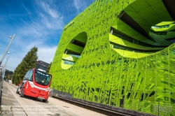 Viennaslide-05273239 Lyon, Stadtentwicklungsgebiet ZAC Confluence, fahrerloser Bus Navya vor den Euronews Headquarters von Jakob + Macfarlane - Lyon, Development Area ZAC Confluence, Driverless Bus Navya in Front of Euronews Headquarters by Jakob + Macfarlane