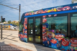 Viennaslide-05282912 Die Straßenbahn Aubagne (französisch Tramway d’Aubagne oder Tramway du Pays d’Aubagne et de l’Étoile) ist ein Straßenbahnsystem in der französischen Stadt Aubagne. Seit dem 1. September 2014 verkehrt eine 2,7 km lange Linie vom Bahnhof, an der Bahnstrecke Marseille–Ventimiglia, nach Le Charrel in den Westen der Stadt. Ursprünglich, waren, ab 2019, zwei Linien und ein 12 km langes Netz geplant. Nach einem Wechsel der Mehrheitsverhältnisse im Gemeinderat wurden alle weiteren Planungen gestoppt. Stattdessen soll die Straßenbahn bis 2024 über die ehemalige Bahnstrecke Aubagne–La Barque nach La Bouilladisse verlängert werden. Wie alle öffentlichen Verkehrsmittel in Aubagne ist die Straßenbahn kostenlos nutzbar.
Die Fahrzeuge wurden durch den Künstler Hervé Di Rosa verziert. Er hat mit Schülern aus der Gemeinde das Design entwickelt.