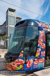 Viennaslide-05282915 Die Straßenbahn Aubagne (französisch Tramway d’Aubagne oder Tramway du Pays d’Aubagne et de l’Étoile) ist ein Straßenbahnsystem in der französischen Stadt Aubagne. Seit dem 1. September 2014 verkehrt eine 2,7 km lange Linie vom Bahnhof, an der Bahnstrecke Marseille–Ventimiglia, nach Le Charrel in den Westen der Stadt. Ursprünglich, waren, ab 2019, zwei Linien und ein 12 km langes Netz geplant. Nach einem Wechsel der Mehrheitsverhältnisse im Gemeinderat wurden alle weiteren Planungen gestoppt. Stattdessen soll die Straßenbahn bis 2024 über die ehemalige Bahnstrecke Aubagne–La Barque nach La Bouilladisse verlängert werden. Wie alle öffentlichen Verkehrsmittel in Aubagne ist die Straßenbahn kostenlos nutzbar.
Die Fahrzeuge wurden durch den Künstler Hervé Di Rosa verziert. Er hat mit Schülern aus der Gemeinde das Design entwickelt.