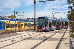 Viennaslide-05282918 Die Straßenbahn Aubagne (französisch Tramway d’Aubagne oder Tramway du Pays d’Aubagne et de l’Étoile) ist ein Straßenbahnsystem in der französischen Stadt Aubagne. Seit dem 1. September 2014 verkehrt eine 2,7 km lange Linie vom Bahnhof, an der Bahnstrecke Marseille–Ventimiglia, nach Le Charrel in den Westen der Stadt. Ursprünglich, waren, ab 2019, zwei Linien und ein 12 km langes Netz geplant. Nach einem Wechsel der Mehrheitsverhältnisse im Gemeinderat wurden alle weiteren Planungen gestoppt. Stattdessen soll die Straßenbahn bis 2024 über die ehemalige Bahnstrecke Aubagne–La Barque nach La Bouilladisse verlängert werden. Wie alle öffentlichen Verkehrsmittel in Aubagne ist die Straßenbahn kostenlos nutzbar.
Die Fahrzeuge wurden durch den Künstler Hervé Di Rosa verziert. Er hat mit Schülern aus der Gemeinde das Design entwickelt.