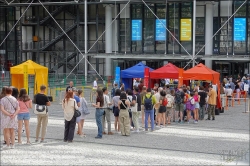 Viennaslide-05301119 Paris, Touristen vor dem Centre Pompidou // Paris, Tourists waiting in Front of Centre Pompidou