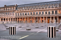 Viennaslide-05303503 Paris, Palais Royal, Brunnenskulptur Les Deux Plateaus von Daniel Buren 1985 - Paris, Palais Royal, Fountain Les Deux Plateaus by Daniel Buren 1985