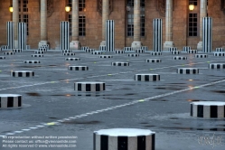 Viennaslide-05303504 Paris, Palais Royal, Brunnenskulptur Les Deux Plateaus von Daniel Buren 1985 - Paris, Palais Royal, Fountain Les Deux Plateaus by Daniel Buren 1985