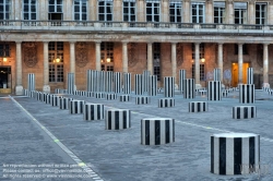 Viennaslide-05303505 Paris, Palais Royal, Brunnenskulptur Les Deux Plateaus von Daniel Buren 1985 - Paris, Palais Royal, Fountain Les Deux Plateaus by Daniel Buren 1985