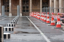 Viennaslide-05303507 Paris, Palais Royal, Brunnenskulptur Les Deux Plateaus von Daniel Buren 1985 - Paris, Palais Royal, Fountain Les Deux Plateaus by Daniel Buren 1985