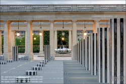 Viennaslide-05303535f Paris, Palais Royal,  Ehrenhof (Cour d’Honneur), Les Deux Plateaux von Daniel Buren // Paris, Palais Royal, Cour d’Honneur, Les Deux Plateaux by Daniel Buren