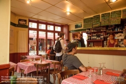 Viennaslide-05323034 Butte aux Cailles ist der Name eines Hügels (franz. butte) in Paris. Er liegt im 13. Arrondissement. Dieses unweit der Place d'Italie gelegene frühere Arbeiterviertel steht in starkem Kontrast zu den dort entstandenen Hochhäusern. Hier ist das Bild geprägt von kleinen, malerischen, oft noch mit Kopfsteinpflaster versehenen Straßen, vorwiegend niedrigen Häusern und zahlreichen Restaurants und Cafés.