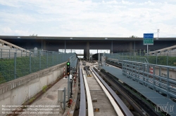 Viennaslide-05333912 Véhicule automatique léger (VAL, deutsch: „leichtes automatisches Fahrzeug“) ist ein besonders leicht gebautes, fahrerloses, spurgeführtes Personennahverkehrsmittel, das sowohl als Peoplemover z. B. in Flughäfen als auch als Stadtschnellbahnsystem eingesetzt wird. Ursprünglich von Matra entwickelt, ist VAL heute ein Produkt von Siemens Mobility.