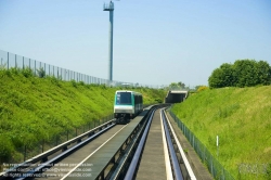 Viennaslide-05333951 Véhicule automatique léger (VAL, deutsch: „leichtes automatisches Fahrzeug“) ist ein besonders leicht gebautes, fahrerloses, spurgeführtes Personennahverkehrsmittel, das sowohl als Peoplemover z. B. in Flughäfen als auch als Stadtschnellbahnsystem eingesetzt wird. Ursprünglich von Matra entwickelt, ist VAL heute ein Produkt von Siemens Mobility.